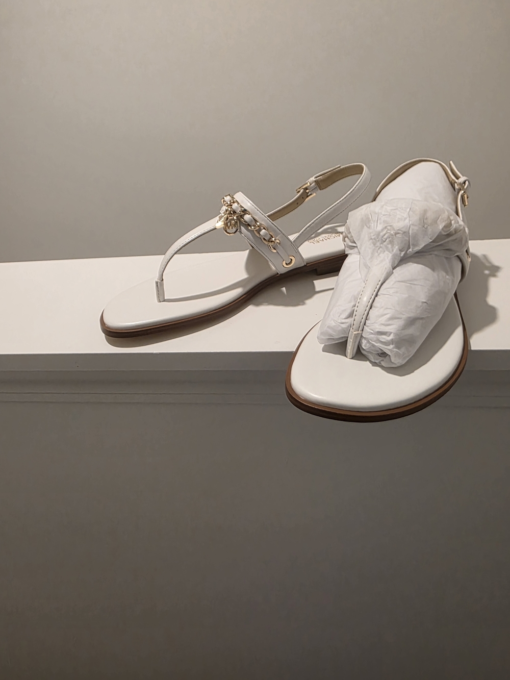 Michael Kors Elegant White T-Strap Sandals with Gold Chain Accent - Picture 3 of 6